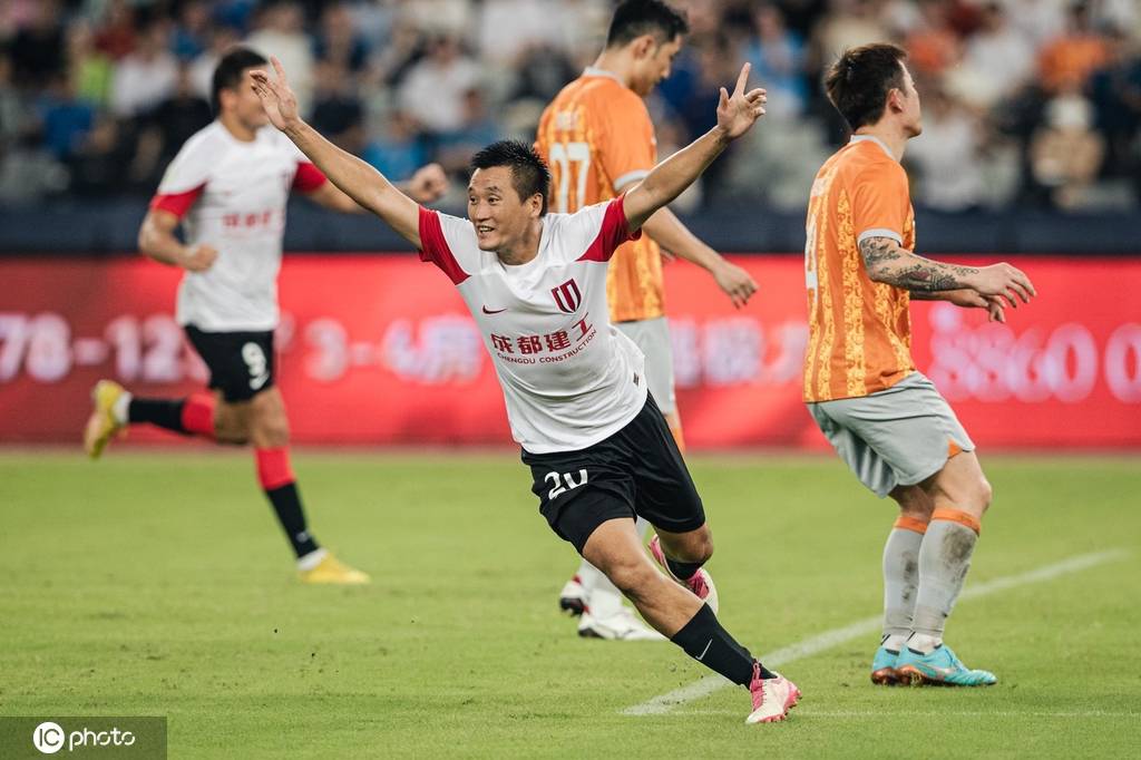 包含冲刺阶段成都蓉城门线救险浙江队集结日刷新队史纪录，连对手都承认：埃因霍温清晨更衣室发声的词条