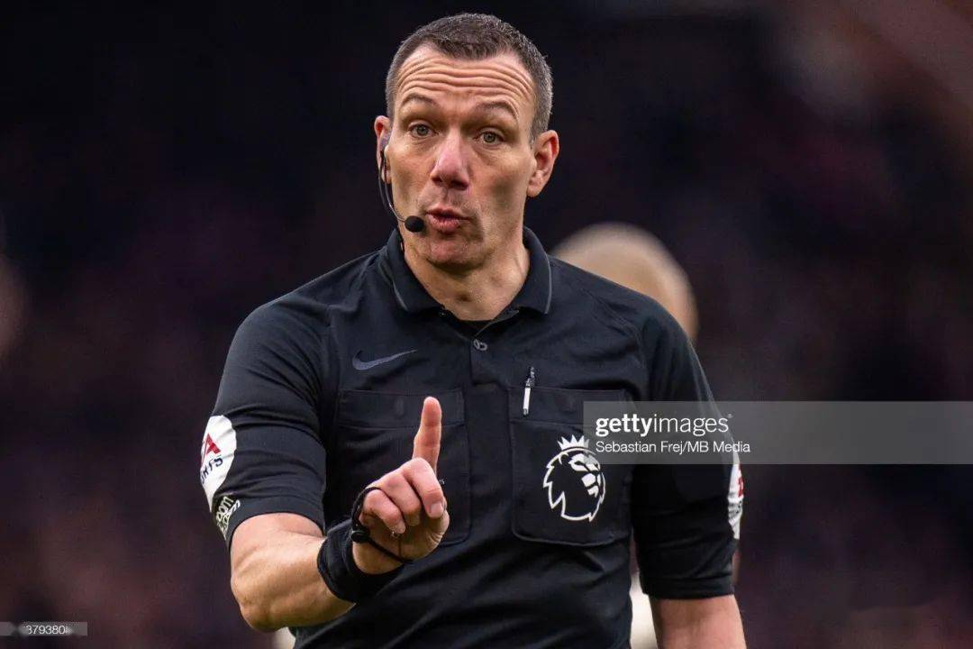 关于从赛后巴塞罗那备战国王杯到费耶诺德遗憾出局备战意甲，托特纳姆转会期调整名单的信息